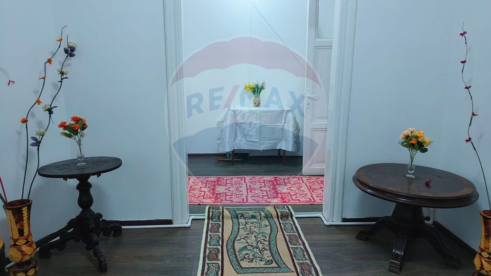 Casă cu 3 camere de vânzare în zona Centrală