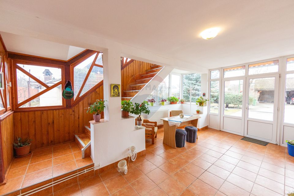 Casă spațioasă cu garaj dublu, foișor și curte amenajată