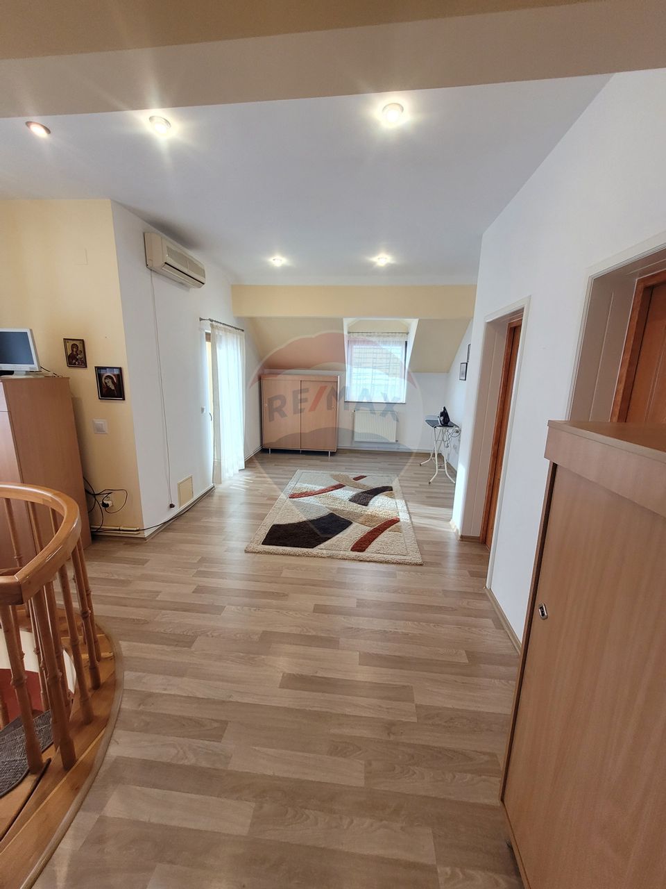 Casa de inchiriat 4 camere 3 bai 2 niveluri cu curte zona Terezian