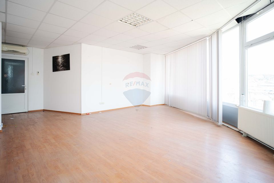 70sq.m Commercial Space for rent, Podul de Piatra area