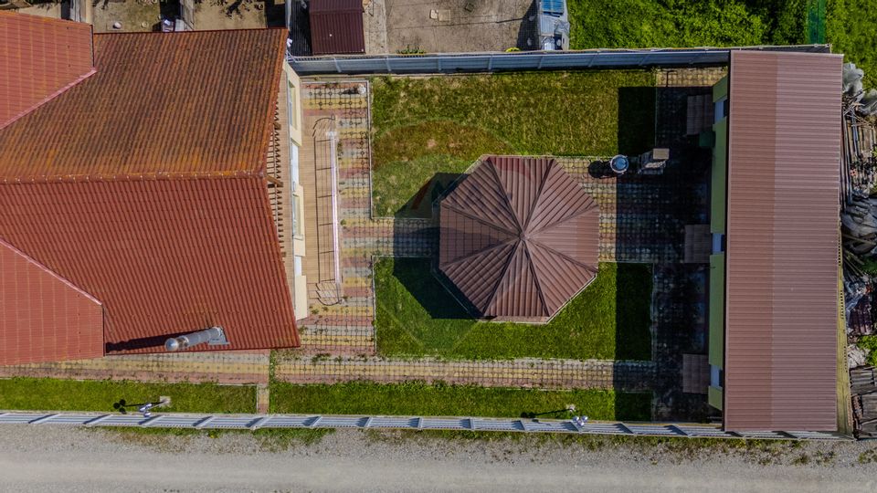 Casă / Vilă cu 10 camere de vânzare in Moieciu de Jos