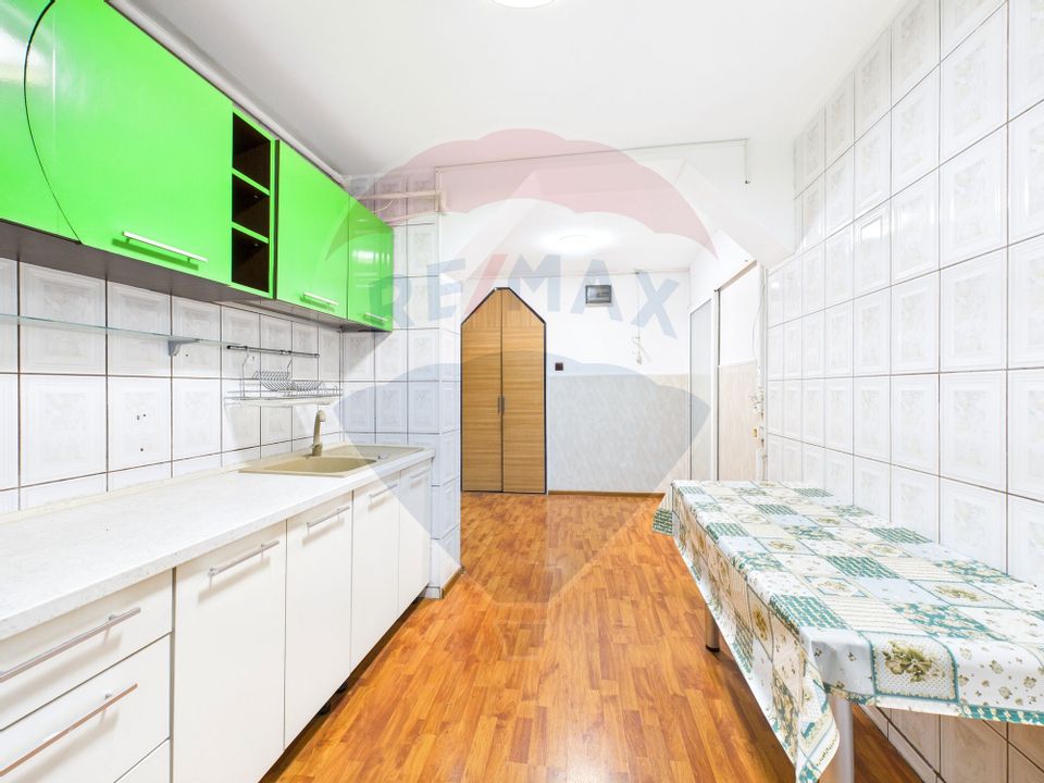 Apartament cu 4 camere de vânzare în zona Rahova