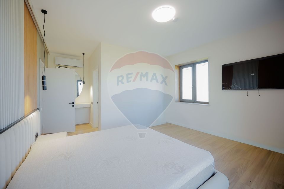 De vânzare Vilă cu 8 camere în Sânmartin, 290 mp util, teren 1100 mp