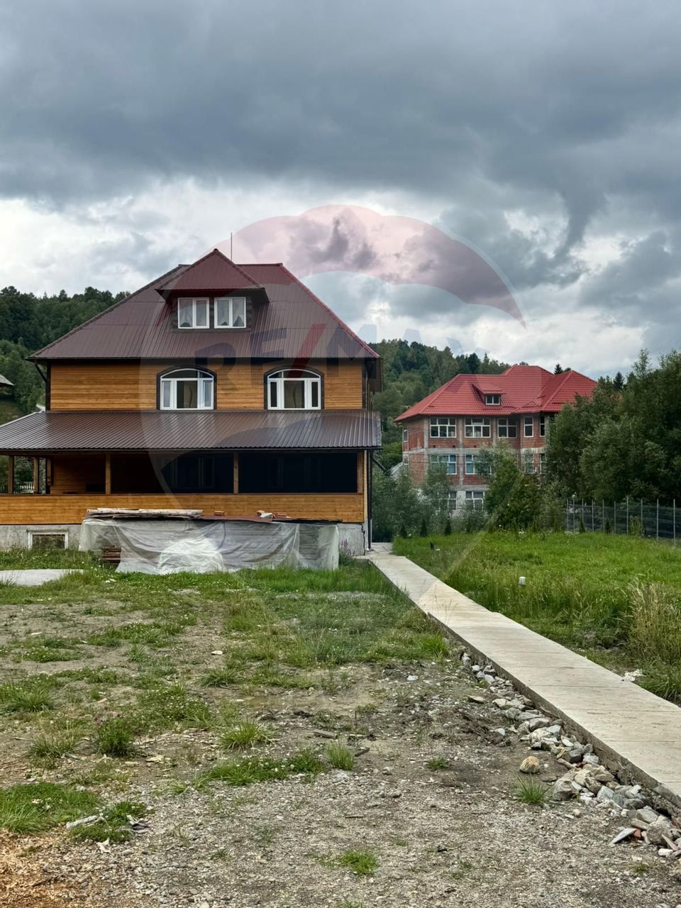 Hotel / Pensiune cu 9 camere de închiriat în zona Est