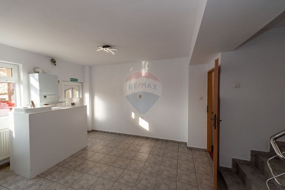 Villa with 10 rooms for rent, GF+GF+1+M, 284mpu, 220 sqm land