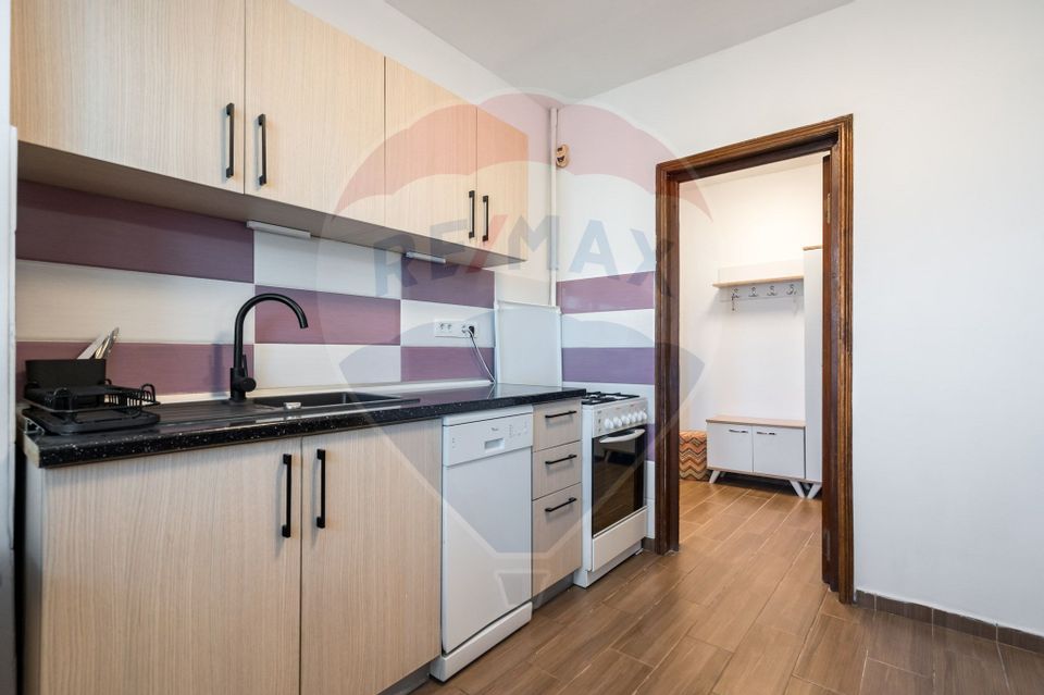 Apartament cu 3 camere de vânzare în zona 1 Mai