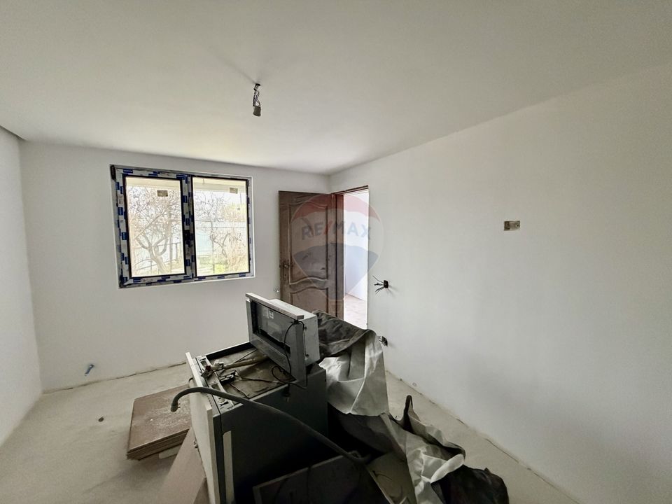 Casă cu 4 camere de vânzare