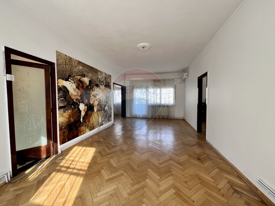 Apartament cu 4 camere nemobilat in P-ta Victoriei langa Orange