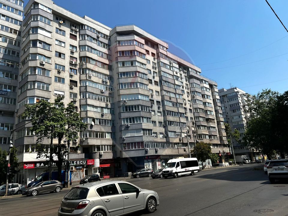 Apartament cu 3 camere de vânzare în zona Piața Victoriei