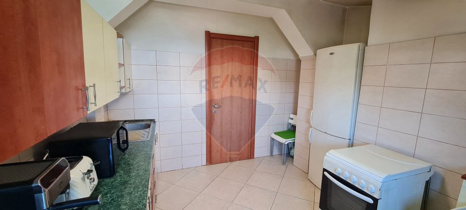 Apartament cu 3 camere de vânzare în zona Straulesti