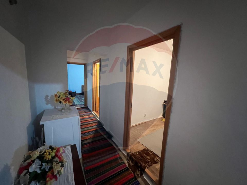 Apartament cu 4 camere de vânzare în zona Sud-Est