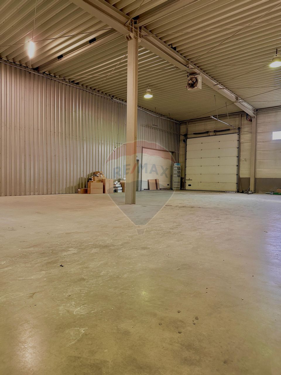 Hala de închiriat cu birouri în zona Micalaca