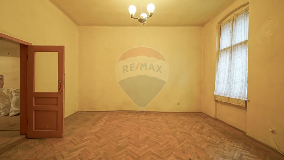 Vilă pe str Alexandru Ioan Cuza, 10 camere, S + P + E, teren 282 mp