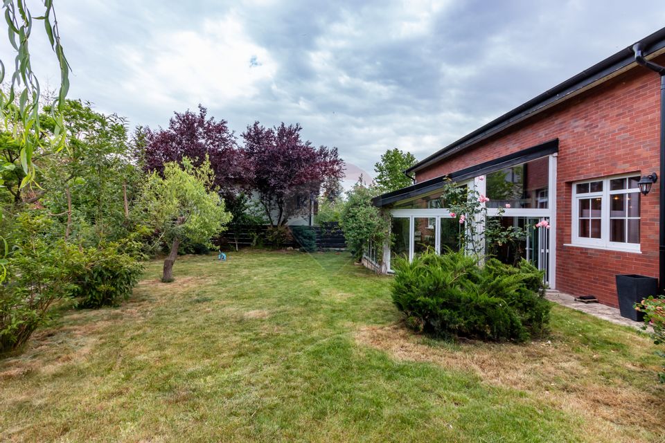 8 room House / Villa for sale