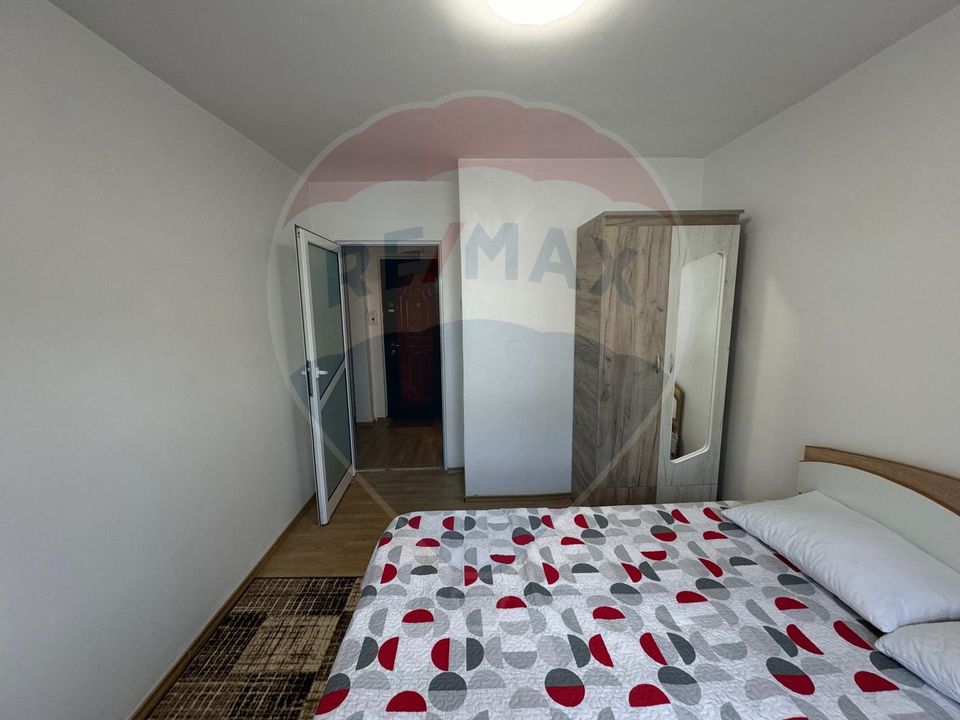 Apartament cu 4 camere de închiriat