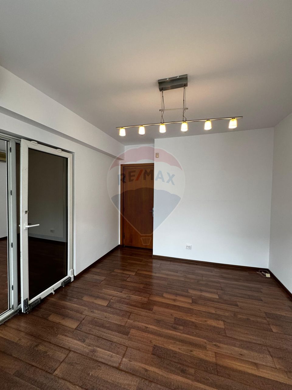 Apartament cu 4 camere/birou de închiriat Piata Victoriei