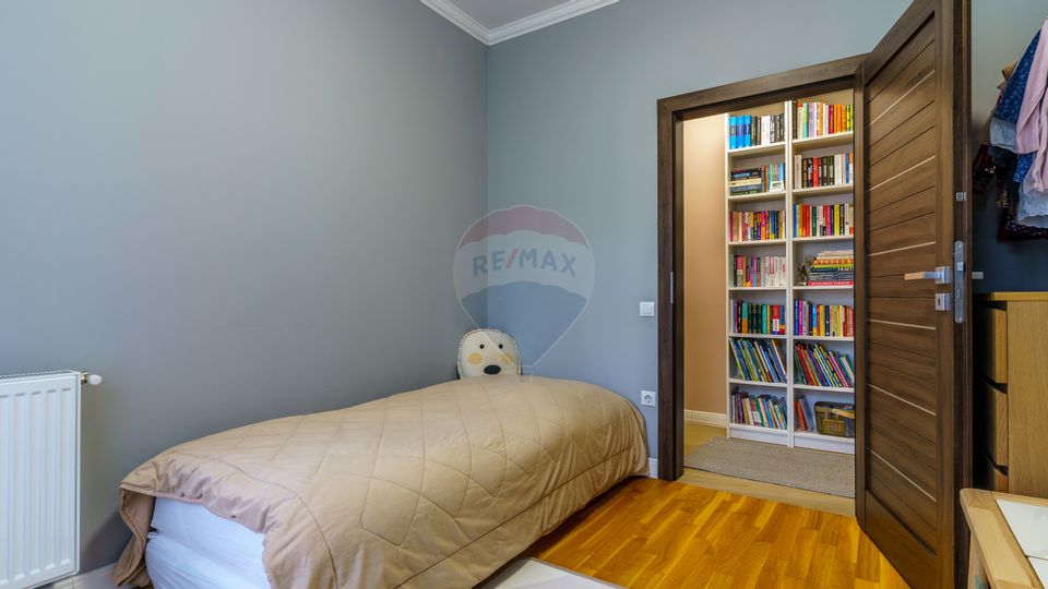 Apartament cu 3 camere de vânzare în zona Semicentral