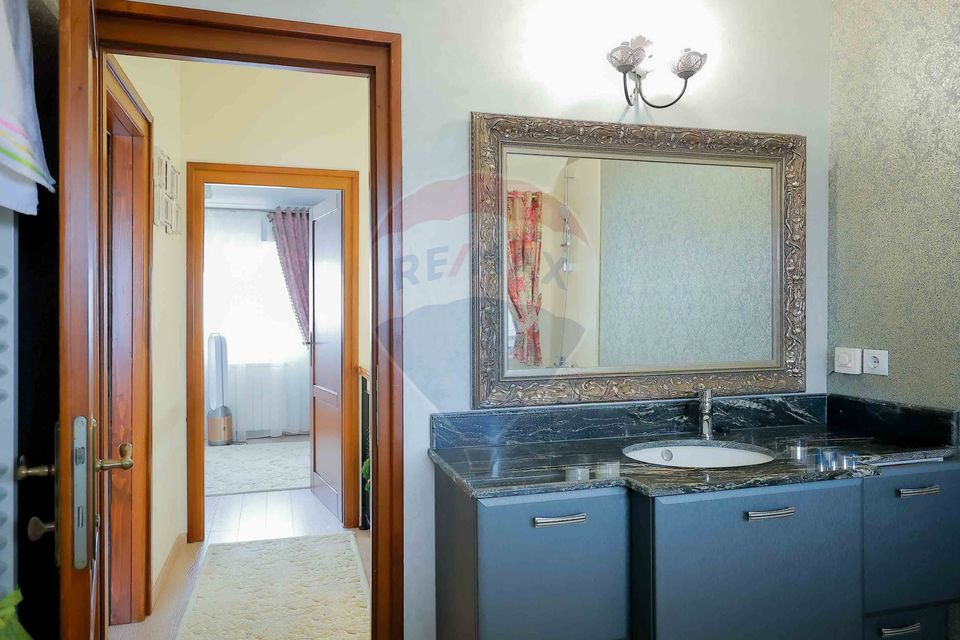 Casă de vânzare cu 4 camere în cartierul Beverly Hills, Sânmartin