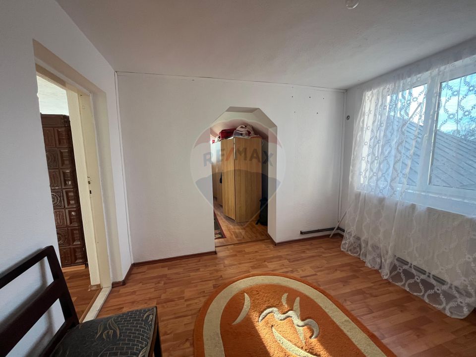 Casa cu 5 camere de vanzare in Priseaca 450 mp teren