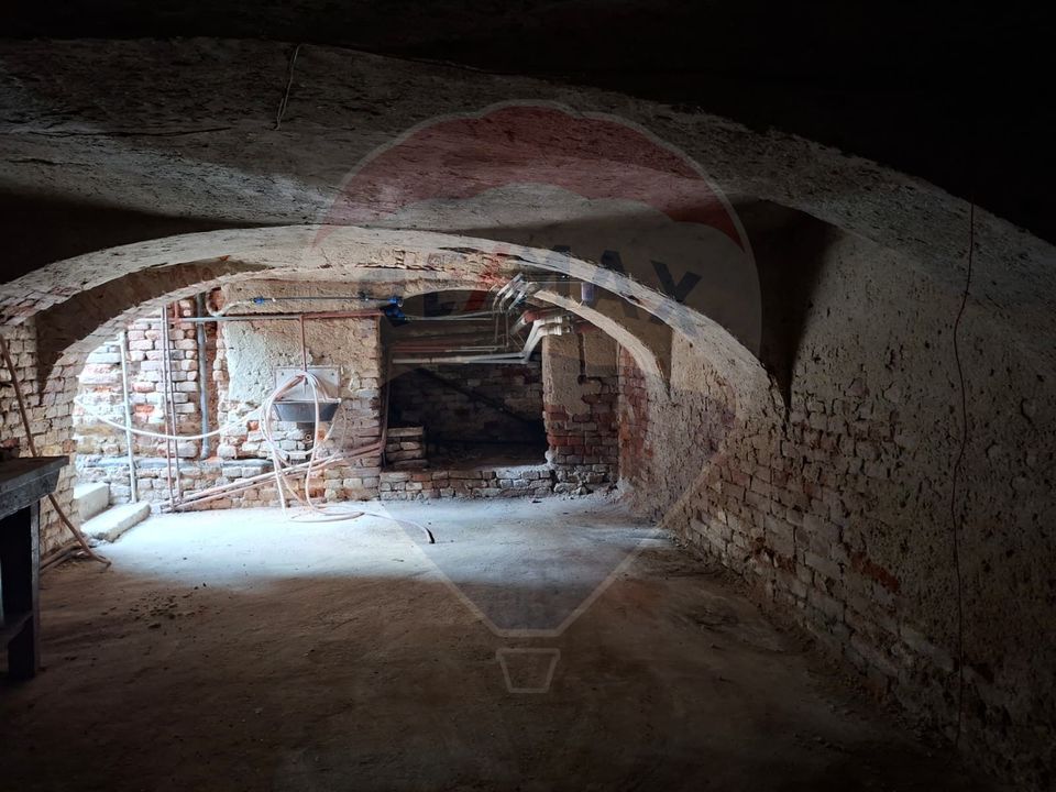 Proprietate centrală Arad,  cotă teren mare, acces auto