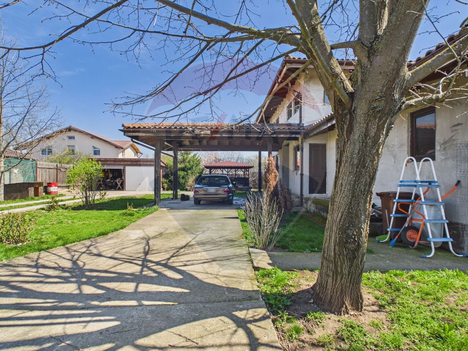 Vila Impunatoare multi-generationala cu Turnulet si Arhitectura Unica