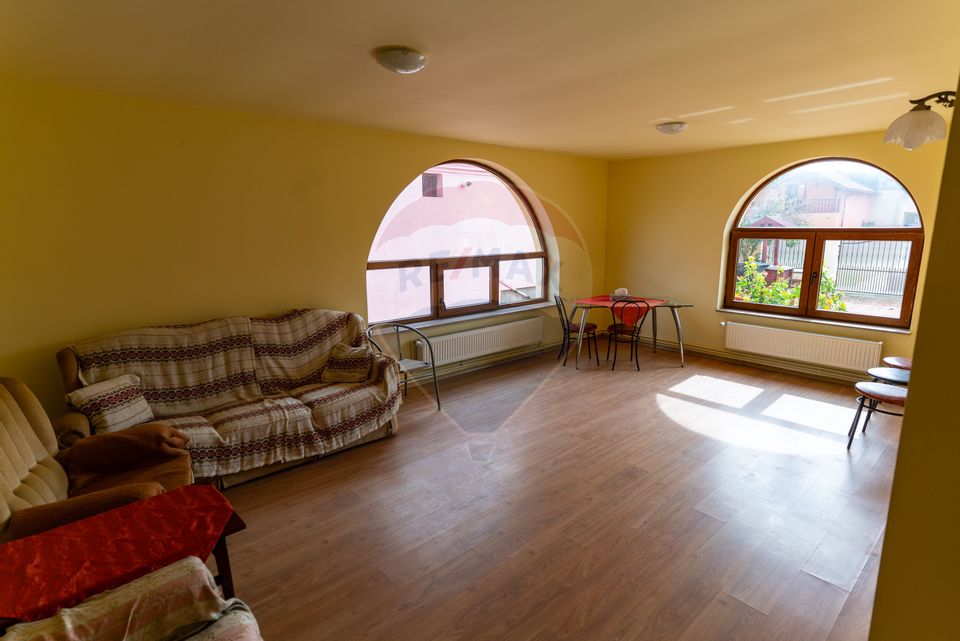 Vila /Pensiune 6 camere in Cristur, jud Hunedoara