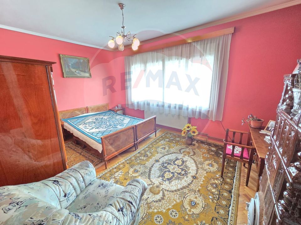 Casă cu etaj , curte proprie