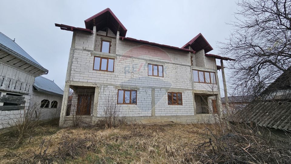 Casă / Vilă cu 12 camere, teren intravilan de 2869mp în Siminicea, SV