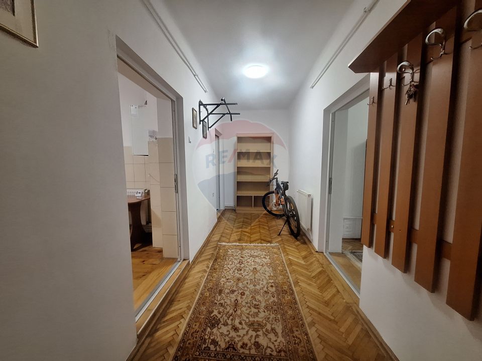 doua case de vanzare in aceeasi curte, în zona Sub Arini