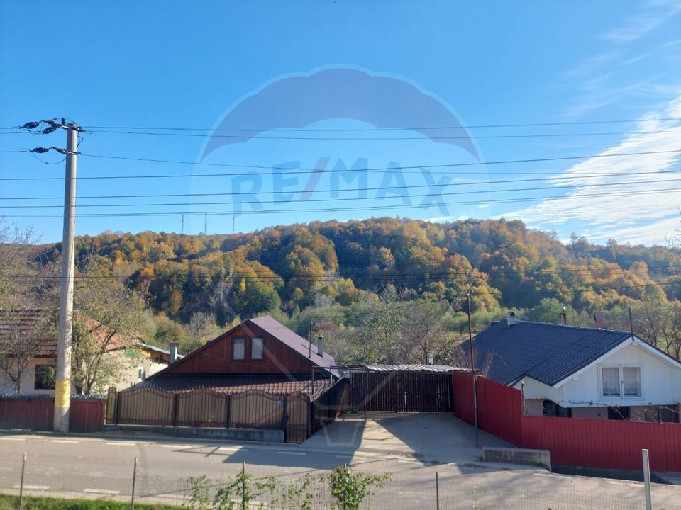 Casa la rosu de vanzare in Caiuti, Bacau