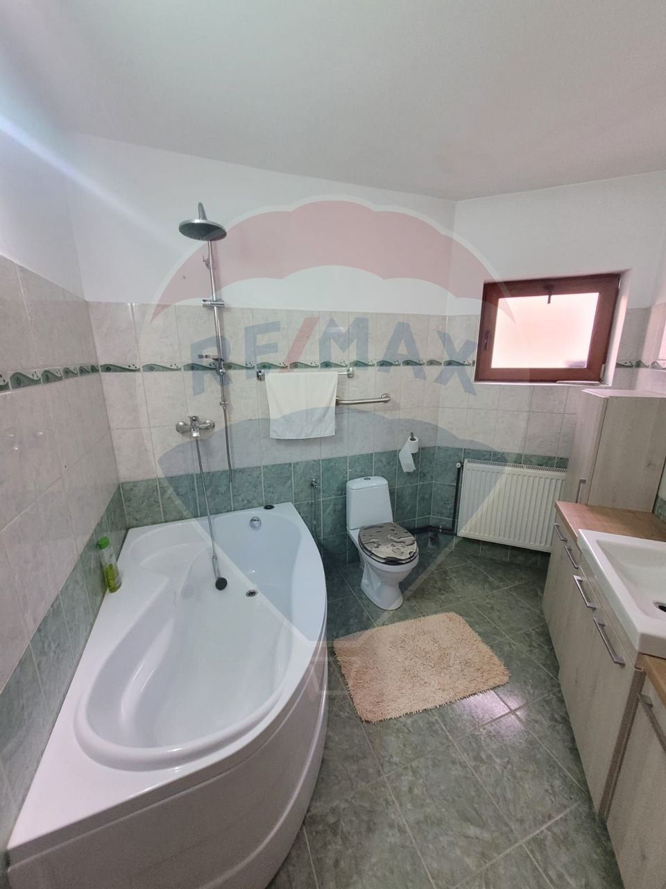 Apartament cu 5 camere de închiriat în zona Vasile Aaron