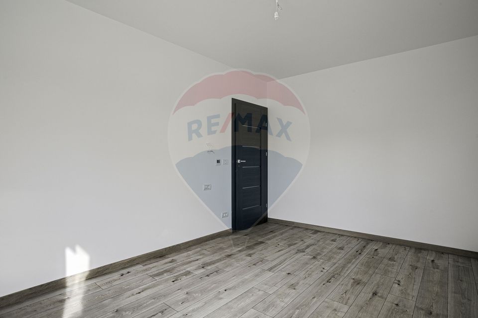 Apartament 3 camere + terasa de 75.28 m² Adora Park