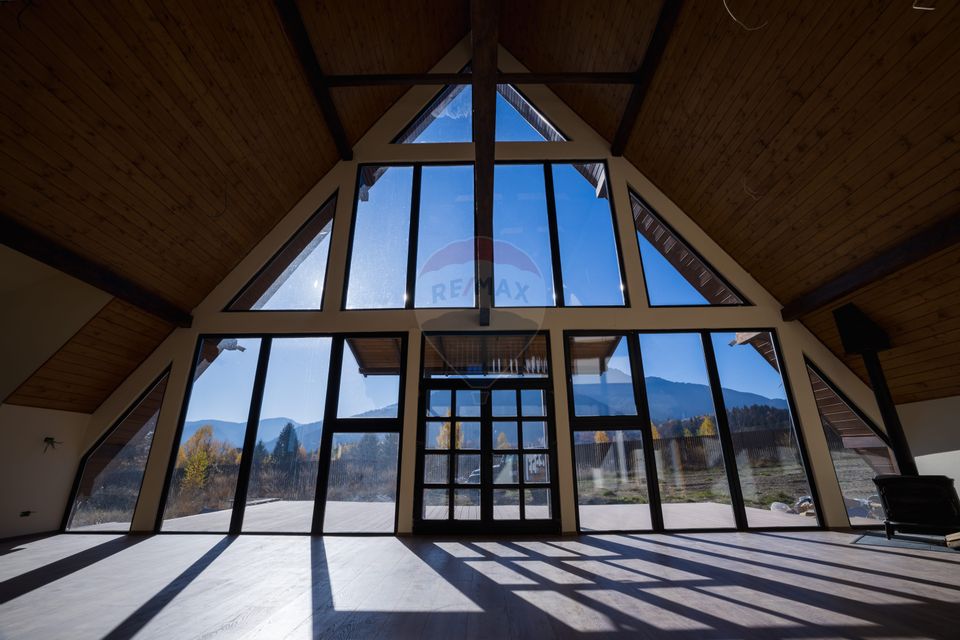 Vilă tip A-Frame, pe un platou montan, vedere panoramica catre Bucegi