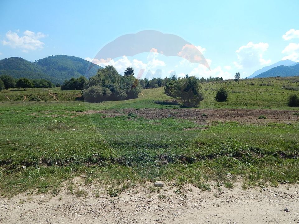 Teren Rasnov -Glajerie, platou 2300mp, marginit de parau