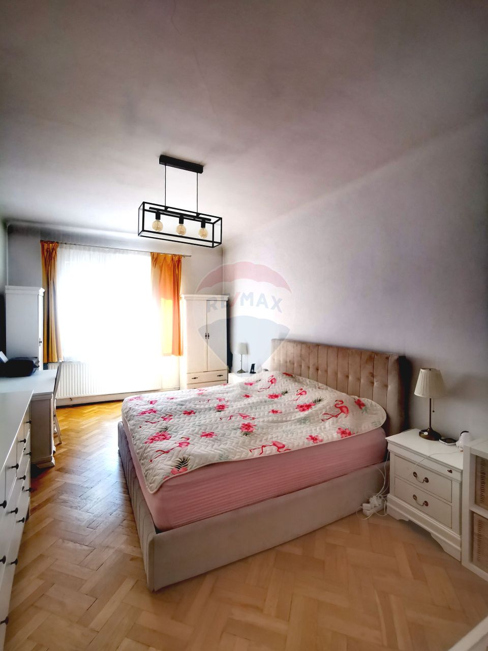 Apartament cu 2 camere de vânzare, cu parcare, în zona Ultracentral