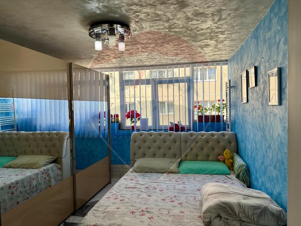 Apartament cu 4 camere de vânzare în zona Ultracentral