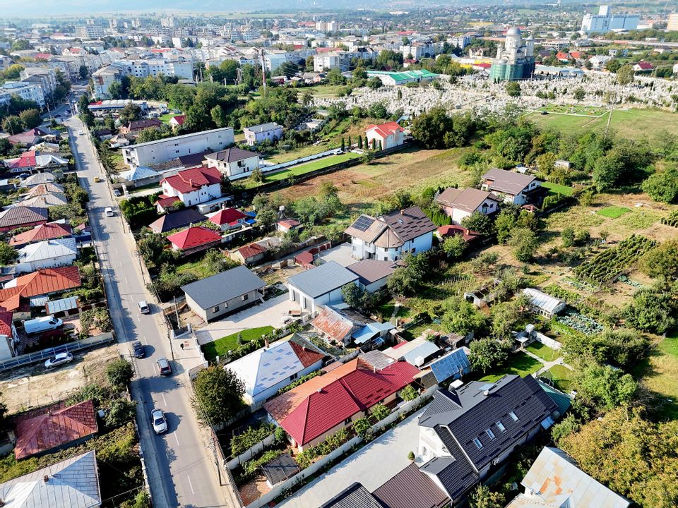 Teren 2500 mp pe strada Prelungirea Bradului