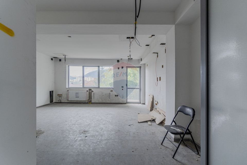 Cladire de 902 mp utili de vânzare, zona Grivitei - DN 13, COMISION 0