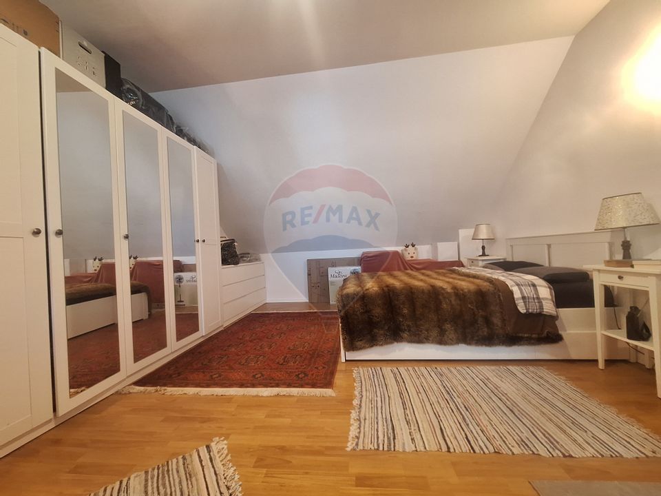 doua case de vanzare in aceeasi curte, în zona Sub Arini