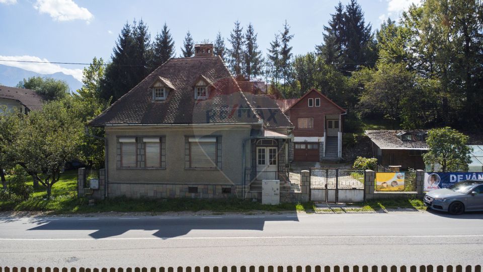 Doua Case de vanzare cu 5 camere + 3 camere,  stradal in Bran!