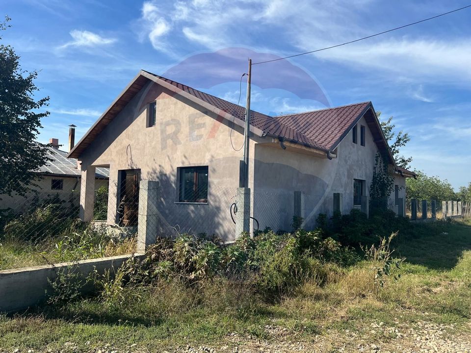 Casă  3 camere Dumbraveni