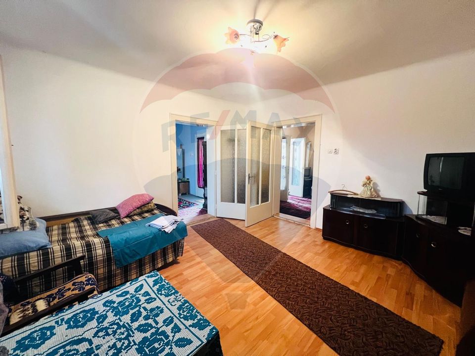 Casă 4 camere 1672 mp teren in Horia