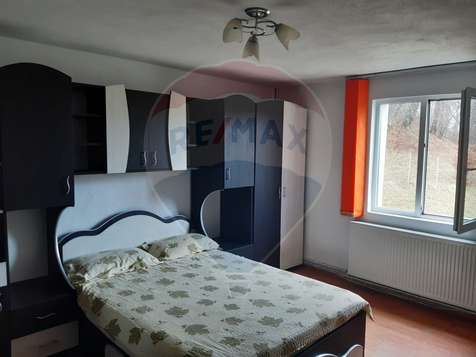 Casă / Vilă cu 7 camere de vânzare în zona Bran-Tohanita