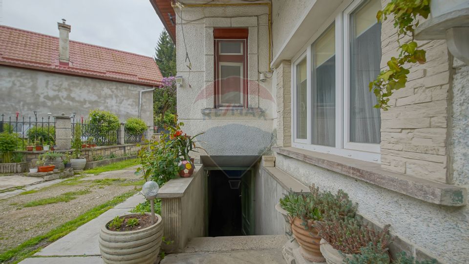 Casa individuala cu doua corpuri, teren 1000mp