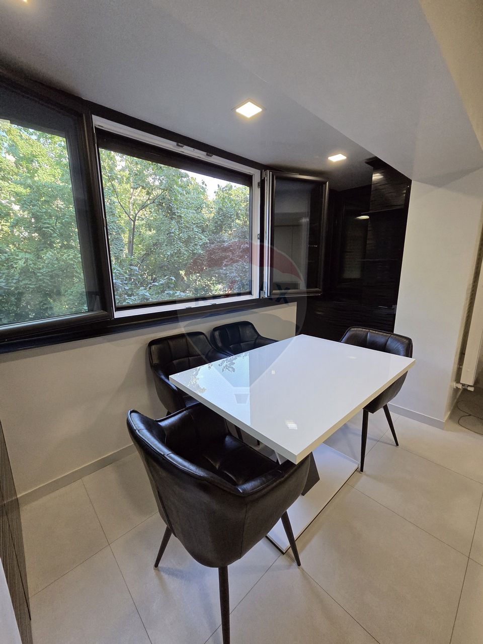 Apartament cu 3 camere etajul 1, zona Poienita