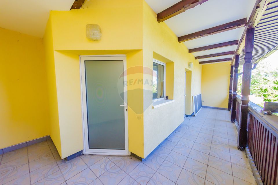 Casă cu 7 camere de vânzare la drumul principal cu 2 intrari