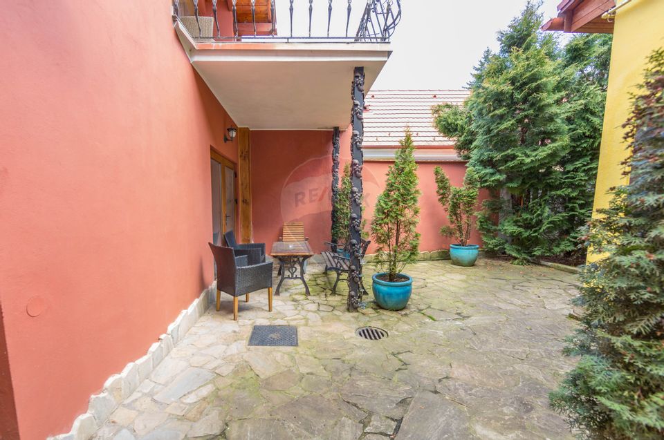 Property Located under Tâmpa composed of 2 Houses and Garden,