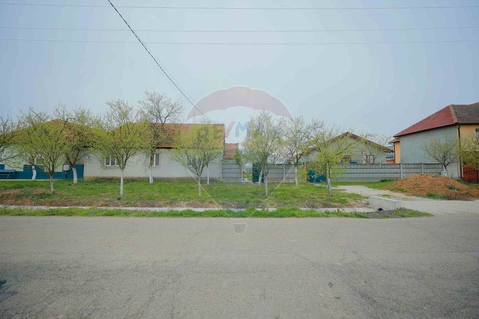 De vânzare teren 2.440 mp cu casă, asfalt și utilități – Alparea