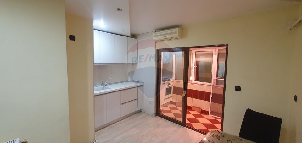 Apartament cu 3 camere de vânzare în zona Casa Sindicatelor