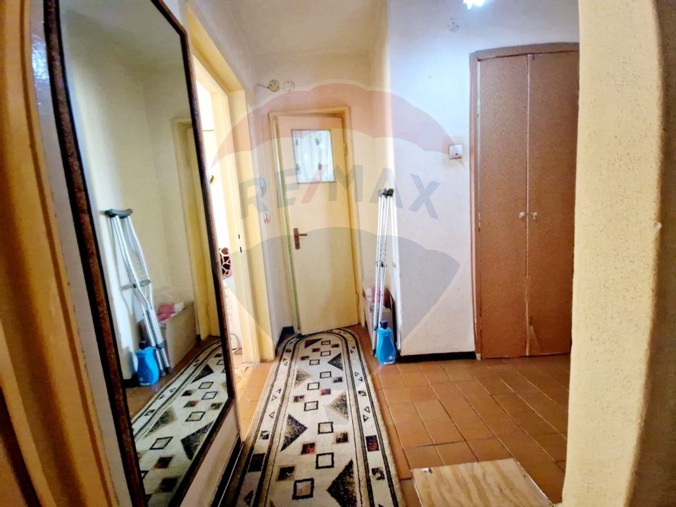 Apartament 2 camere / decomandat/ etaj 3 / ieftin